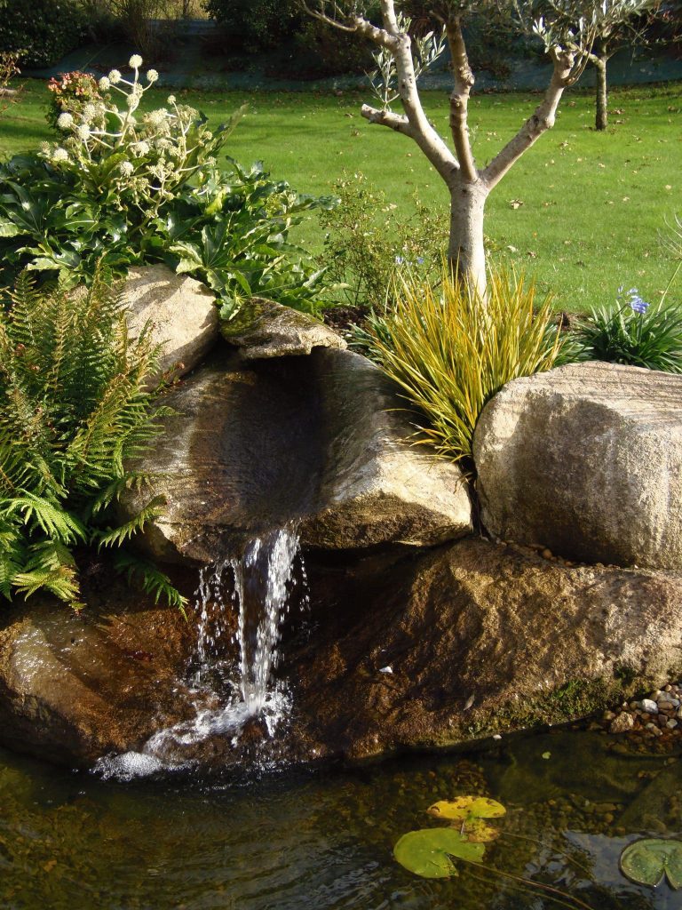 cascade coulant de rochers sur un bassin