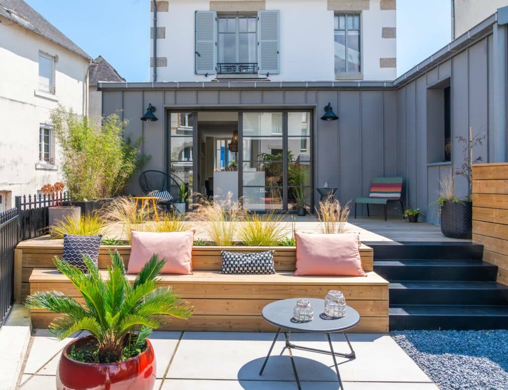 banc coffre devant terrasse avec escalier en alu