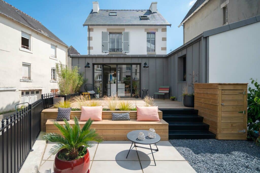 Terrasse avec banc intégrée dans un jardin de ville