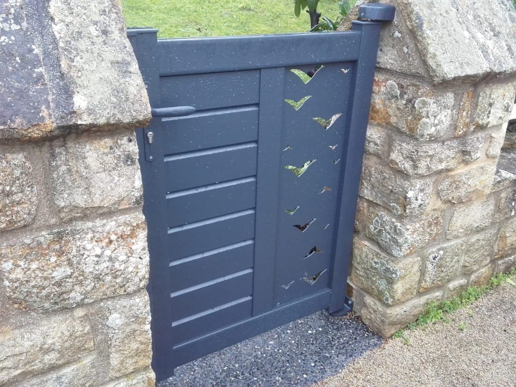 portillon en aluminium entre deux pilier en pierres naturelles