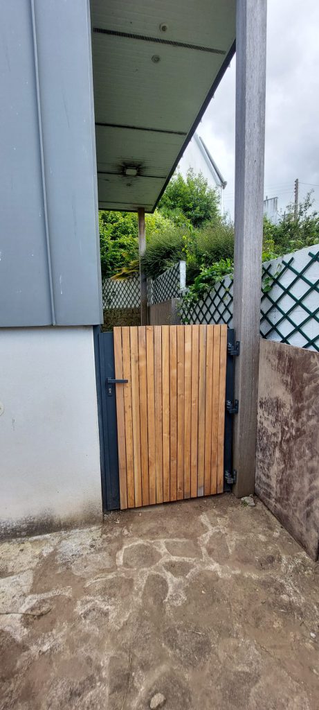 Portillon en bois de cyprès Kerne Elagage sur un support en aluminium Cadiou gris anthracite