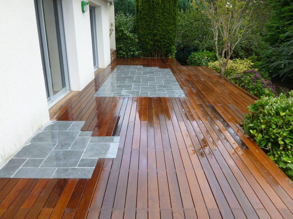 terrasse en bois grad avec insert de dallage pour coin repas et brasero