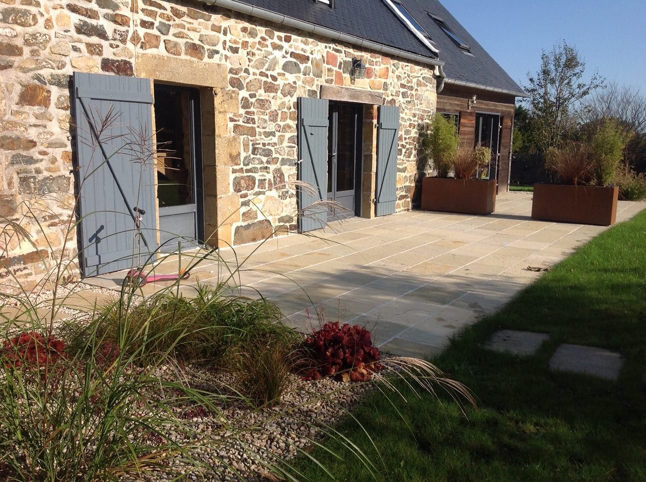 terrasse en kota beige devant chaumière