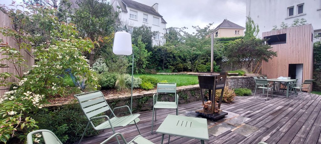 terrasse bois grad avec inser de dalles en luzerne et coin brasero