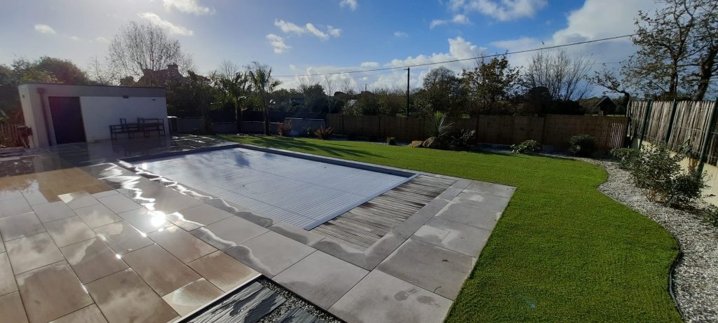 terrasse grès ceram autour d'une piscine fermée