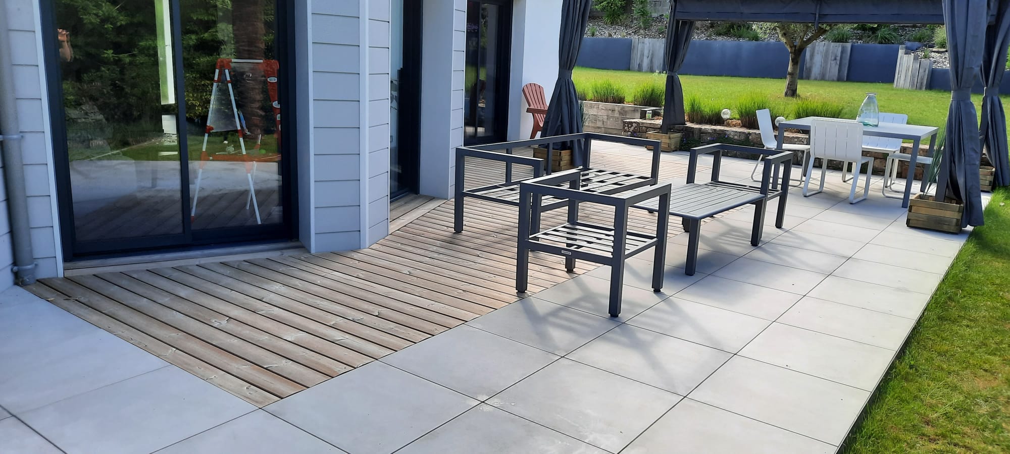 terrasse mixte bois et dalle grès ceram