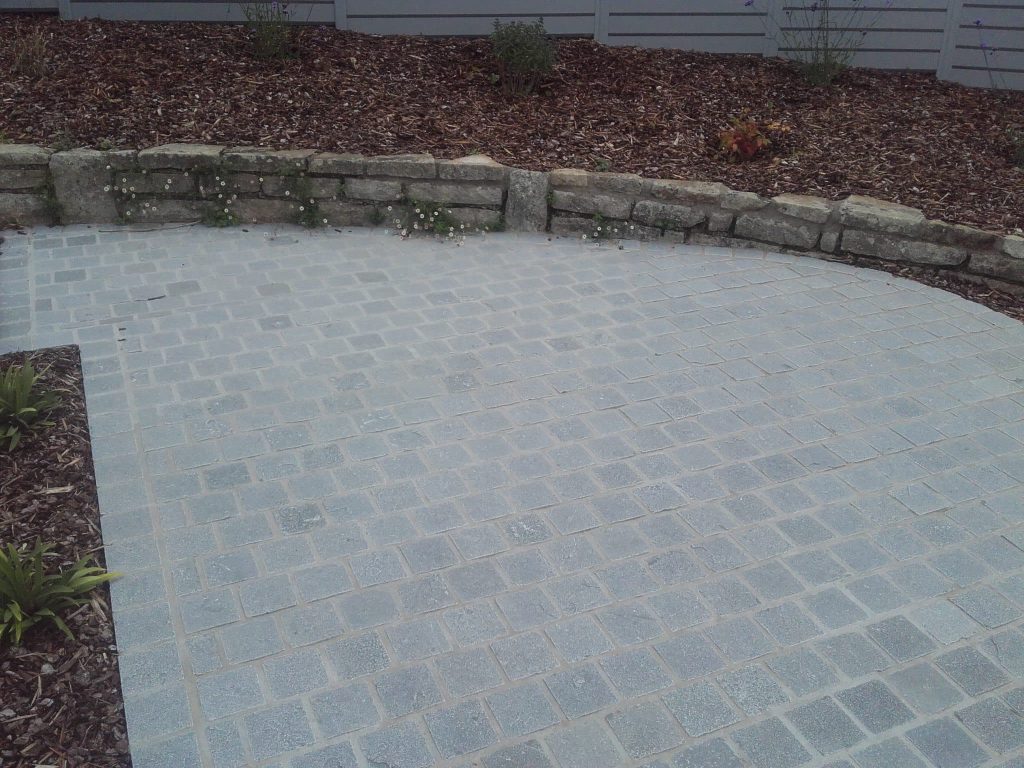 terrasses en pavés de pierre grise kota