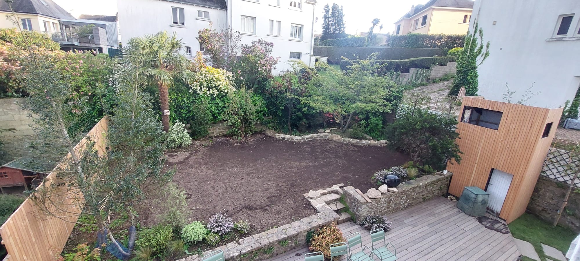 vue de haut d'un jardin de ville avant placage de gazon