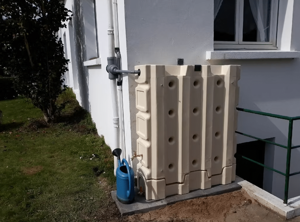 bac de récupération d'eau murdeau sur maison