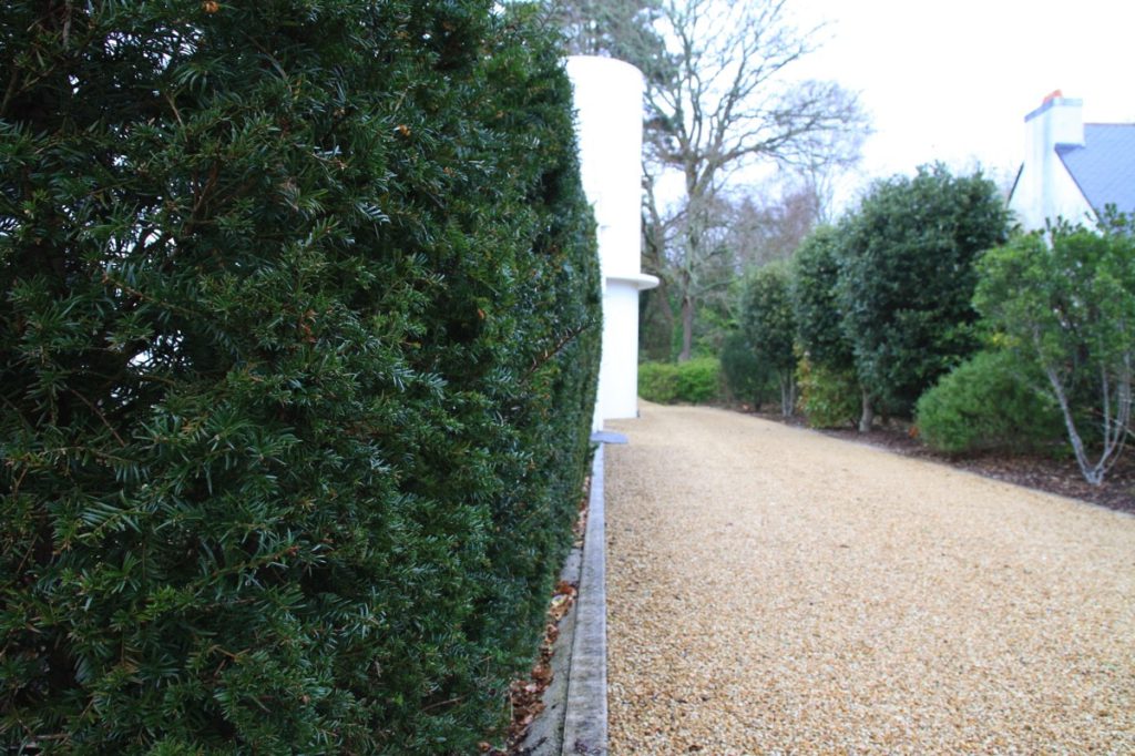allée en gravillons conduisant à une maison