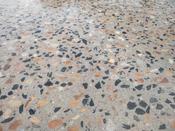 Béton bouchardé gros plan