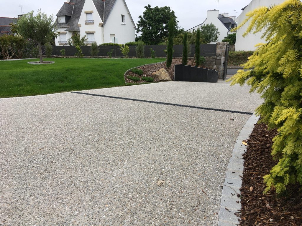 Béton désactivé granité gris dans une allée de sortie de maison