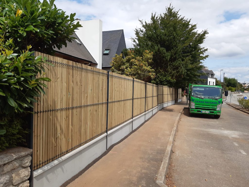 cloture sur soubassement avec panneau rigide et occultant bois