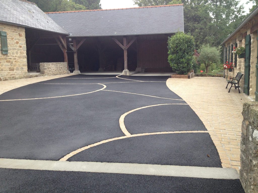 Enrobé et chainette fantaisie dans une cour de masion