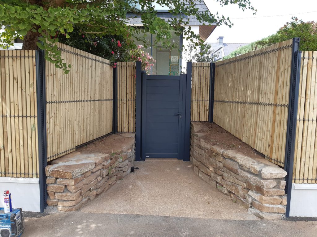 entrée de maison avec portillon cadiou et clôture rigide avec occultant bois pin naturel