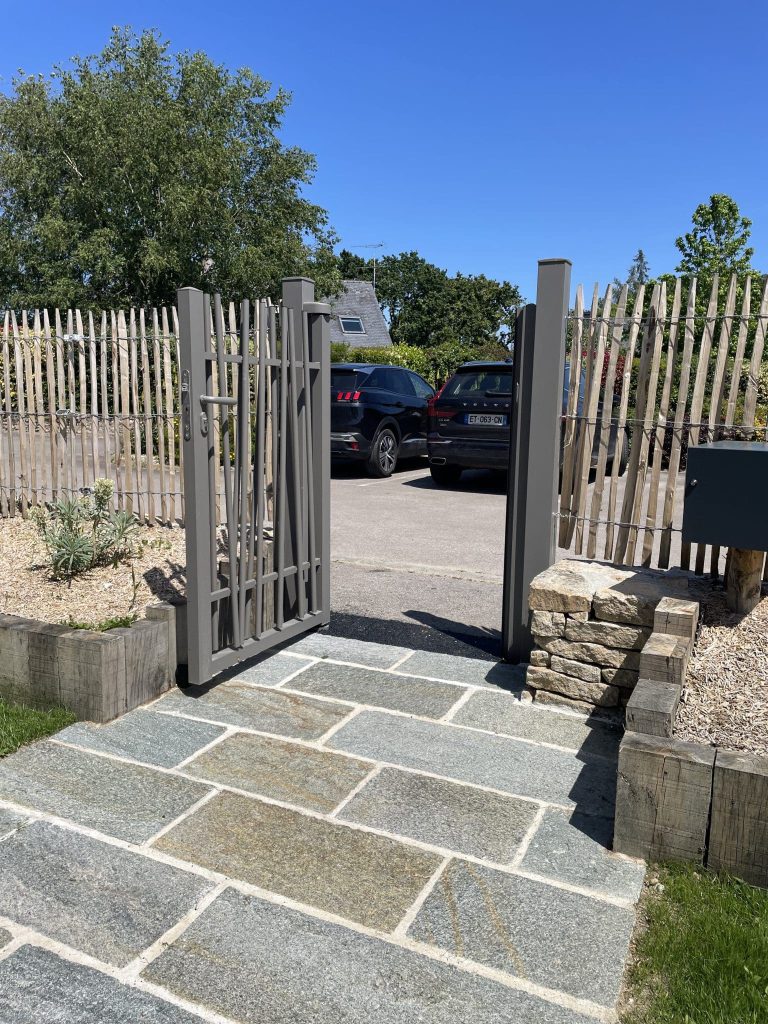 entrée de maison avec portillon cadiou et ganivelle, allée en dalle de luzerne