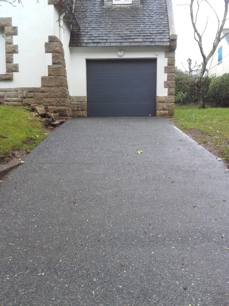 entrée de maison en béton désactivé emeraude