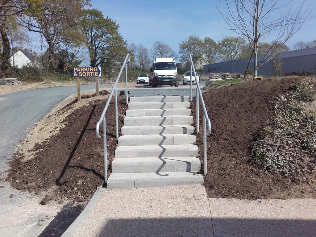 escalier en béton dans une zone industrielle
