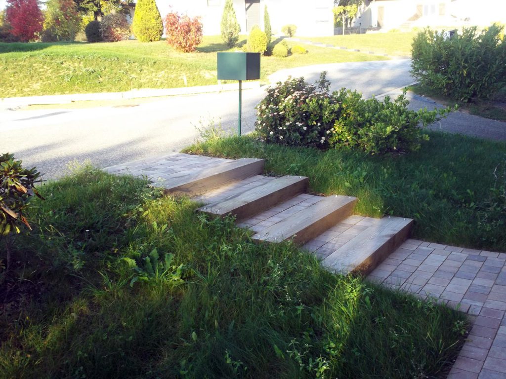 escalier pavé et poutres en bois