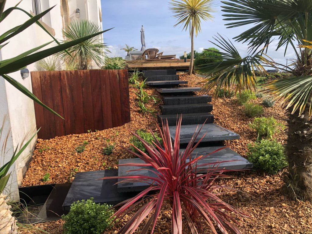 escalier suspendu avec des grandes dalles noires