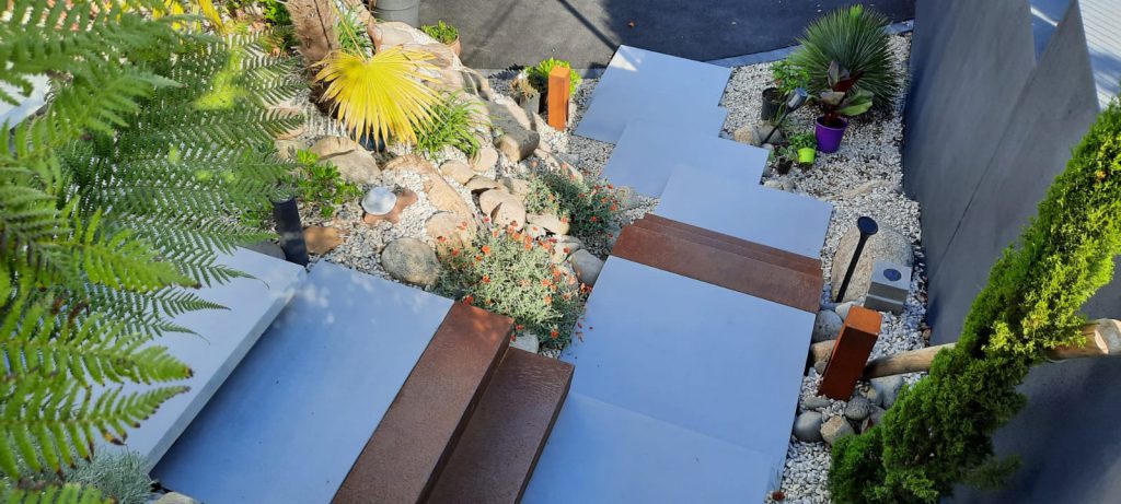 escaliers avec des dalles suspendus et des nez de marche en corten