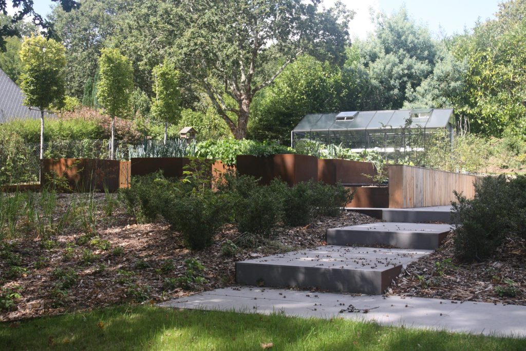 escaliers en grès ceram devant potager en corten