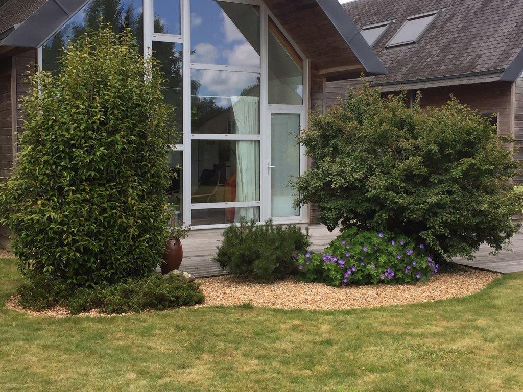 massif minéral devant maison