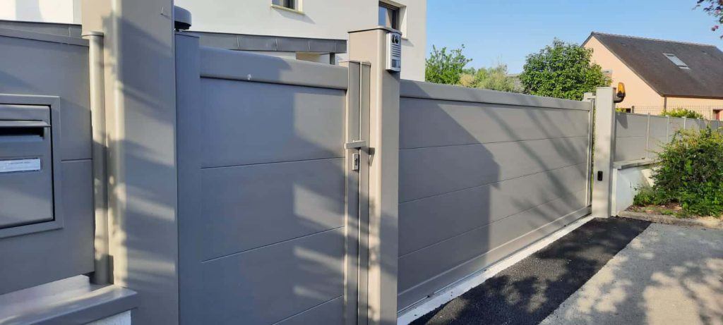 portail cadiou en aluminium gris avec portillon