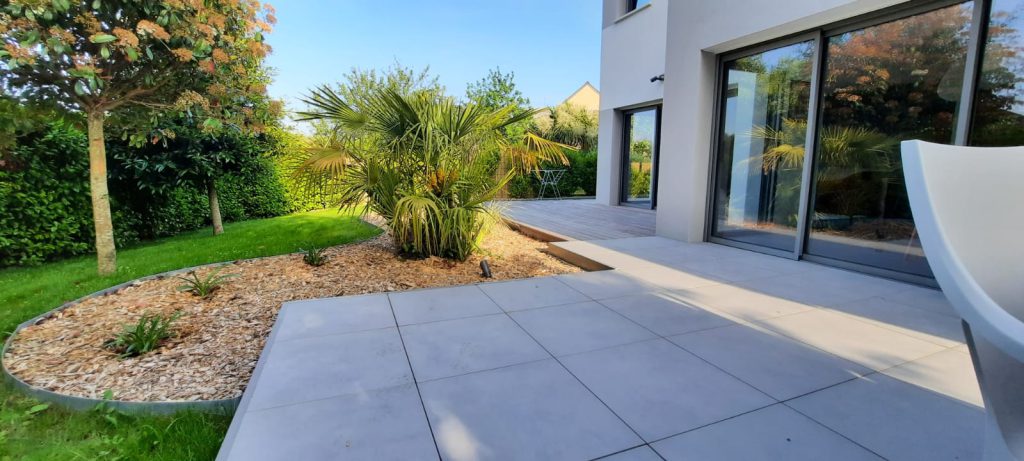 terrase ne gré ceram et bois devant parterre